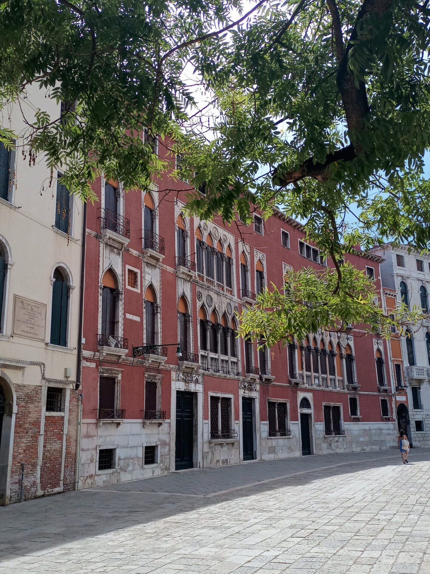 Campo San Polo a Venezia, grande campo storico e punto di partenza del tour a piedi