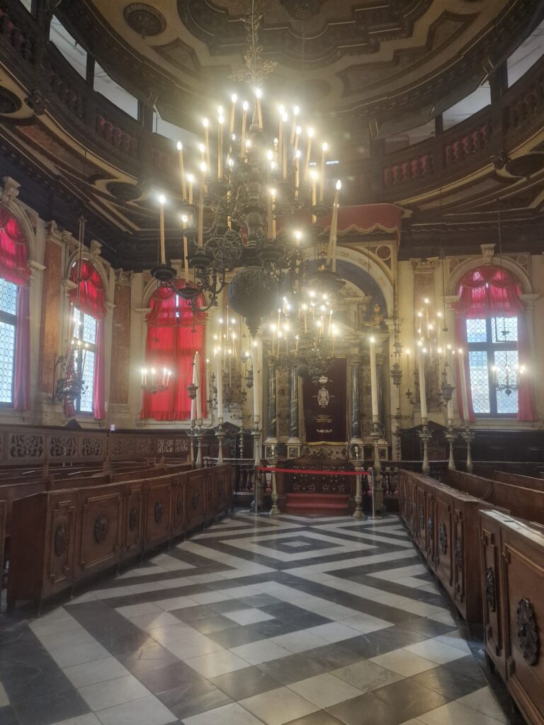 Interno della Sinagoga Spagnola nel Ghetto Ebraico di Venezia con decorazioni storiche