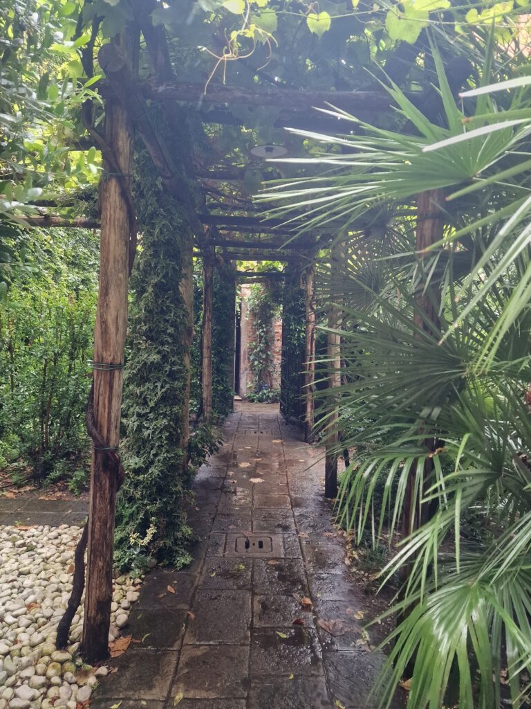 Dettaglio del giardino segreto della sinagoga nel Ghetto Ebraico di Venezia