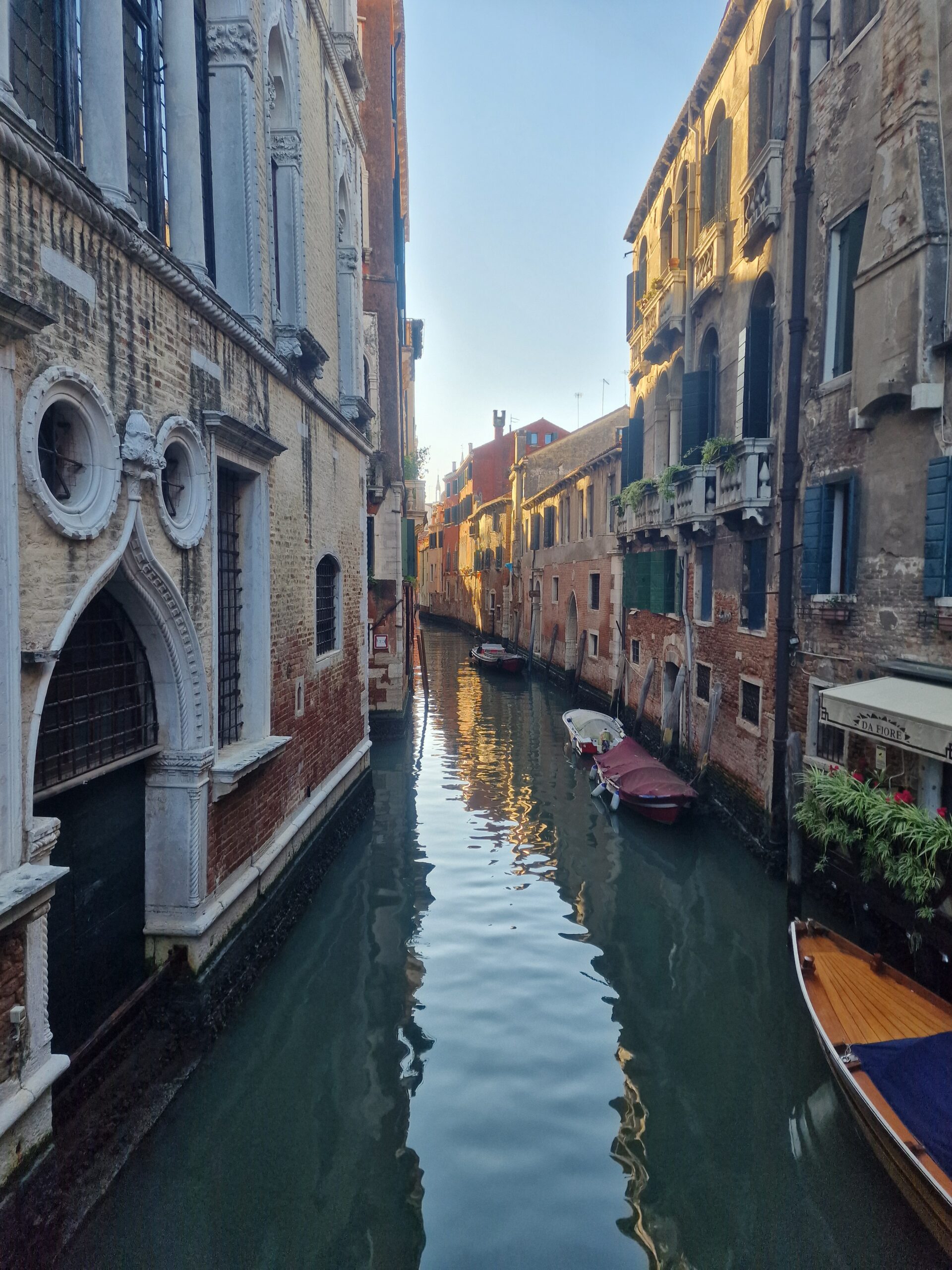 Canale di Venezia con palazzi storici e riflessi sull’acqua