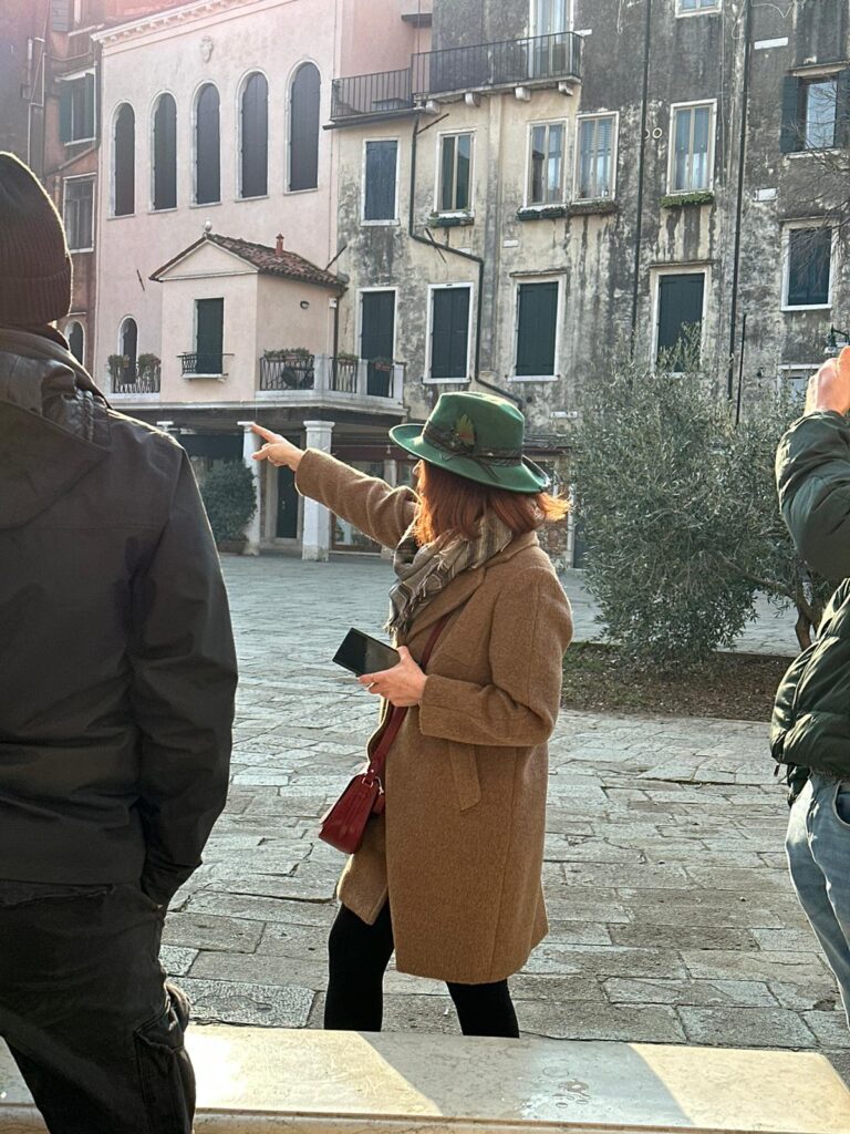 Guida turistica al Ghetto Ebraico di Venezia con gruppo di visitatori durante visita guidata